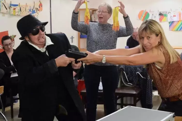 Hannes (Stefanie Hook) und Stefanie ( Anita Müller, recht) kämpfen um die Waffe.