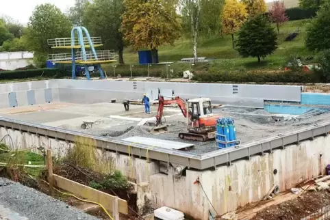 Gut zu sehen beim Schwimmerbecken: In die bestehende alte Umrandung wird ein neues Edelstahlbecken gesetzt.