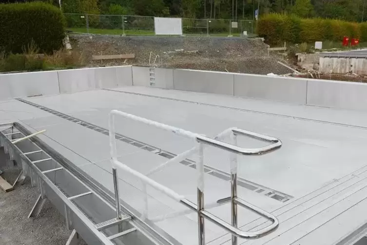 Das Nichtschwimmerbecken ist bereits so gut wie fertig, zumindest was die Montage der Stahlwanne angeht.