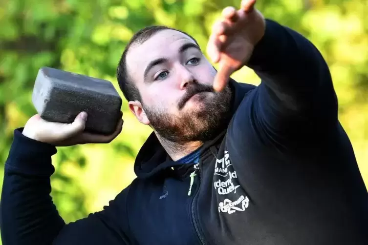 Der 127-Kilo-Mann Bob Bertemes stieß den handlichen 15-Kilo-Metallquader 12,09 Meter weit.