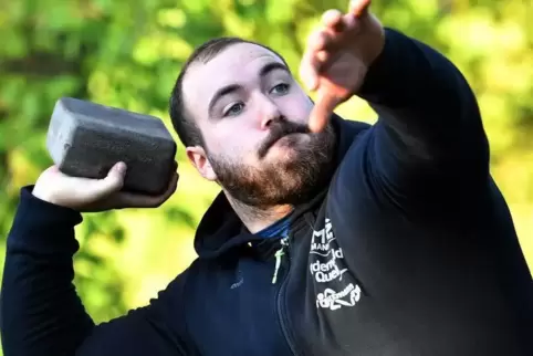 Der 127-Kilo-Mann Bob Bertemes stieß den handlichen 15-Kilo-Metallquader 12,09 Meter weit.