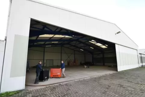 Steht nicht mehr lange leer: In dieser Halle am Flugplatz eröffnet Oliver Krüger (rechts) in den nächsten Tagen seine Werft. Mit