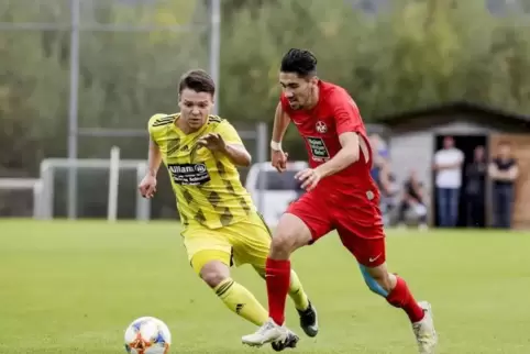 Anil Gözütok vom 1. FCK II (rechts) im Spiel gegen Dudenhofen.