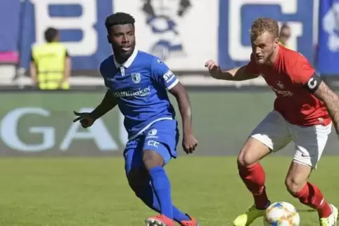 Derzeit FCK-Kapitän: Christoph Hemlein. Links Manfred Osei Kwadwo (1.FC Magdeburg).