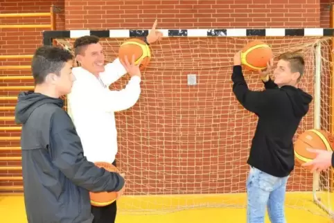 Sport hat an der IGS einen hohen Stellenwert, sagt Christian Hever, Fachbereichsleiter Sport (2. von links), hier beim Basketbal