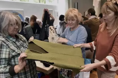 Auf der Suche nach Second-Hand-Kleidung: (von links) Inge Baucic, Marianne Witt und Marion Schebsdat.