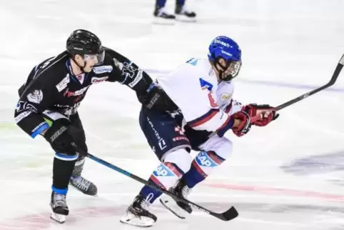 Verfolgungsjagd: Der künftige Adler Stefan Loibl hetzt Tim Stützle hinterher.