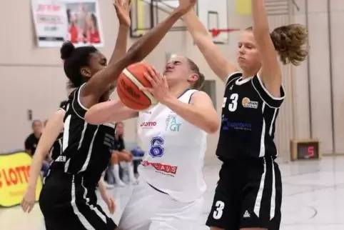 Beste Saisonleistung: Annika Holzschuh wird gleich von zwei Münchnerinnen bedrängt.