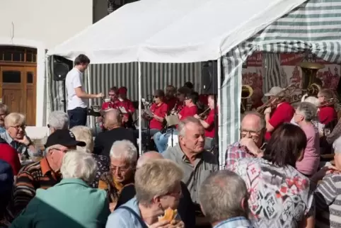 Viel Betrieb, während das Blasorchester Weierbach die Gäste unterhält.