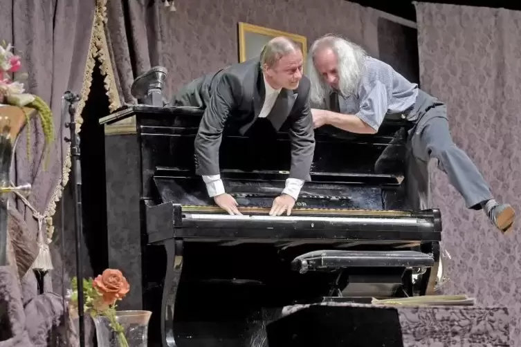 Musikalisches Können und waghalsige akrobatische Einlagen – damit brachten Gogol & Mäx das Publikum im Wormser Mozartsaal zum St