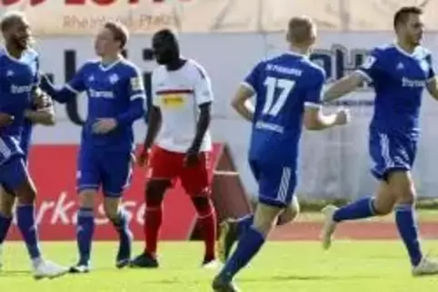 Treffer: FKP-Flügelstürmer Felix Bürger (rechts im blauen Trikot) dreht jubelnd ab. Manuel Grünnagel (Nummer 17) läuft zum Torsc