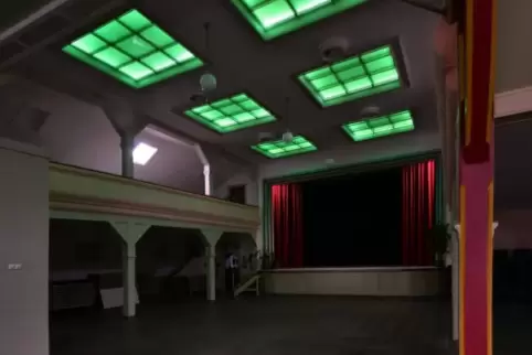 Grünes Licht im wahrsten Sinne: Im Saal Löwer mit LED-Farbeffekten hinter den Oberlichtern dürfen jetzt Veranstaltungen stattfin