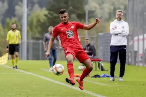 Balljonglieren an der Seitenlinie: Filigrantechniker Mohamed Morabet vom 1. FCK II im Spiel gegen den TuS Mechtersheim.