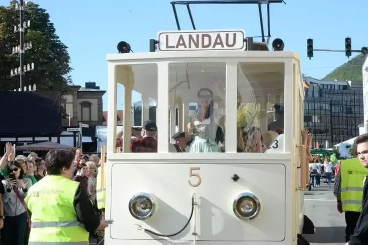 Nostalgisch: die Stra&szlig;enbahn &bdquo;Die Schneck&ldquo; mit Edenkobens Weinprinzessin Jeanne.
