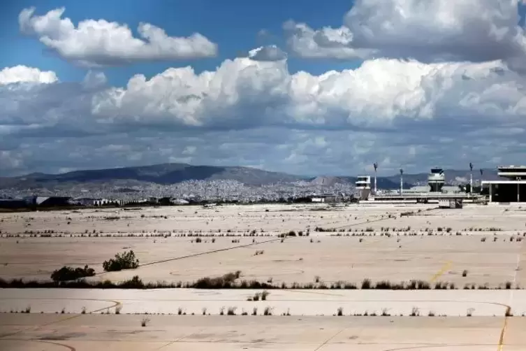 Seit fast 20 Jahren eine Brache: Athens ehemaliger Flughafen Ellinikon.