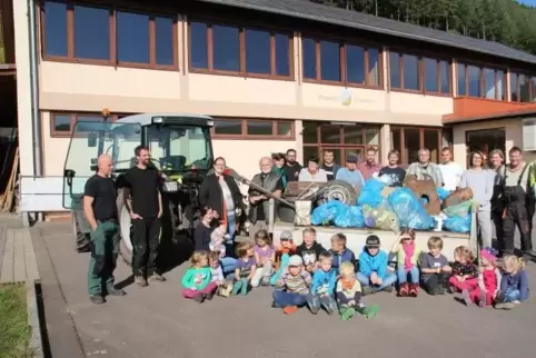 Die kleinen und großen Helfer beim Schindharder Umwelttag mit dem gesammelten Unrat vor dem Dorfgemeinschaftshaus.