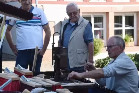 Bürstenbindermeister Bernd Munz aus Ramberg führt sein altes Handwerk vor.