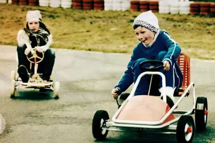 Ein Bild aus den 60-ern: Kinder mit Kettler-Kettcars.