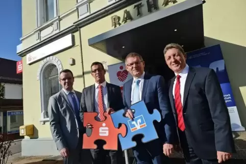 Sparkasse und VR-Bank betreiben ihre erste gemeinsame SB-Stelle in Hinterweidenthal: von links Tobias Stahlhofen (VR-Bank), Pete