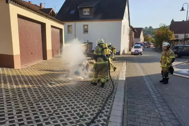 Ein Heizungsbrand in Sulzbachtal hat die Feuerwehr beschäftigt. Auch brennende Gegenstände außerhalb des Gebäudes wurden abgelös