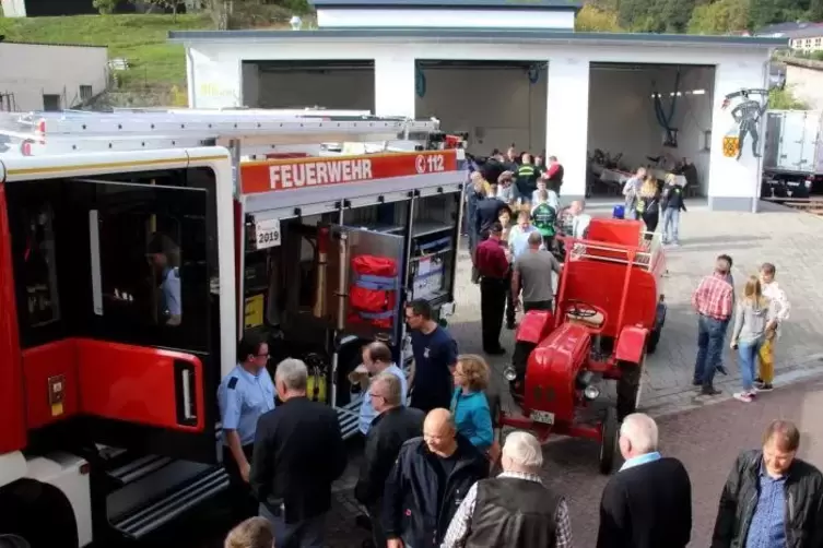 Zahlreiche Besucher konnten sich zur Eröffnung das Feuerwehrhaus und die Fahrzeuge anschauen.