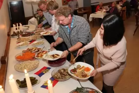 Gefragte Spezialitäten aus Osteuropa: Buffet im Siedlergemeinschaftshaus.