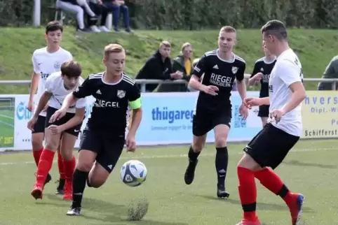Klare Angelegenheit: Ganerbs C1-Kapitän Michal Carli am Ball, rechts dahinter der vierfache Torschütze Lenny Conrad.