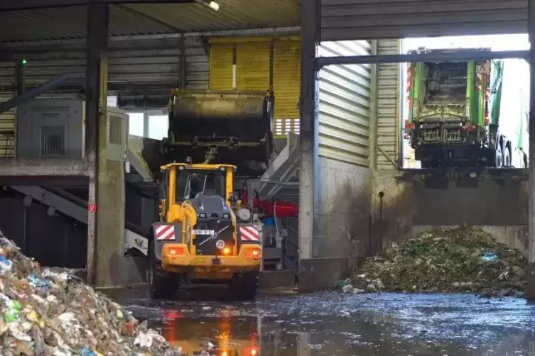 Biom&uuml;ll mit viel Plastik bei der Anlieferung in der neuen Verg&auml;rungsanlage in Westheim.