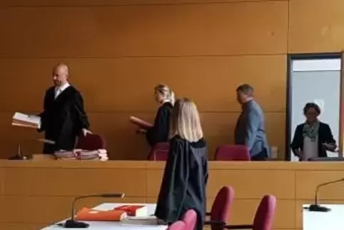 Zum Prozessauftakt gegen die mutmaßlichen Urkundenfälscher ließ der Vorsitzende Richter Raphaël Mall (links) die Kurzversion der