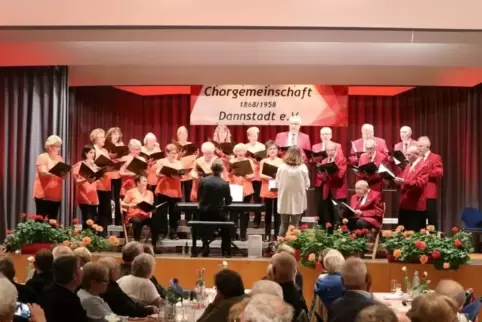 Eröffnete den Liederabend: die Chorgemeinschaft Dannstadt mit Chorleiterin Ulrike Müller.