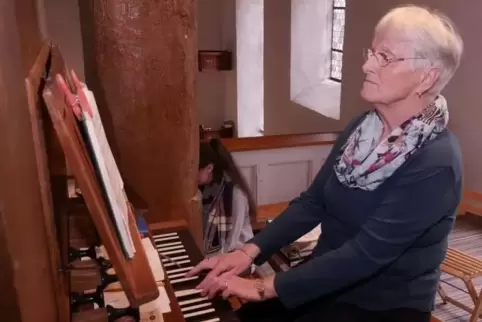 Karin Lauer spielte am Sonntag nach fast 40 Jahren zum letzen Mal die Orgel der Flurskapelle.