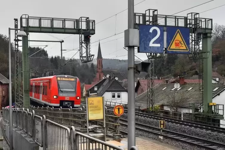 Nur bis Weidenthal fährt zeitweise nachts ein S-Bahn-Zug von Mannheim, der sonst bis nach Kaiserslautern fährt. 