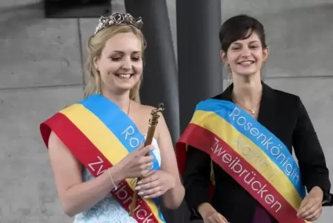 Bei der Wahl der Rosenkönigin – hier Dina I. (links) und ihre Vorgängerin Katrin I. bei der Krönungszeremonie 2017 – ist der Ver