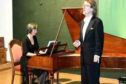 Zur Begleitung von Sylvia Ackermann am historischen Hammerflügel interpretierte Tenor Jan Kobow Schuberts Lieder von sprühenden 