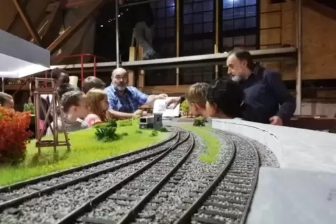 Da staunen die Kleinen: Jürgen Stemler (links) und Paul-Peter Götz vom Trägerverein Bachbahnmuseum zeigen den Schulkindern die S