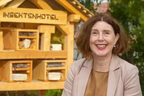 Hat schon einen Lieblingsplatz an der Schule: Barbara Ebrecht im Biogarten.