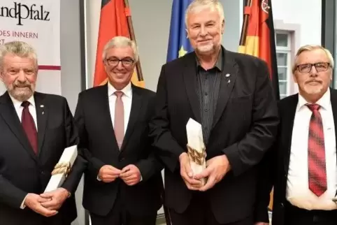 Von Innenminister Roger Lewentz (Zweiter von links) ausgezeichnet: Johannes Kessler, Rolf Schwabbacher, Günter Achatz (von links