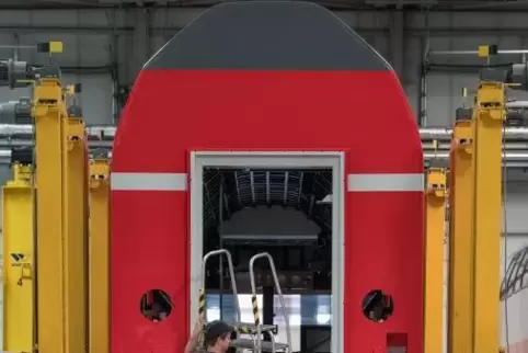 Die Schienenfahrzeugproduktion spielt in Deutschland eine wichtige Rolle. Das Foto zeigt einen Doppelstockwagen von Bombardier f