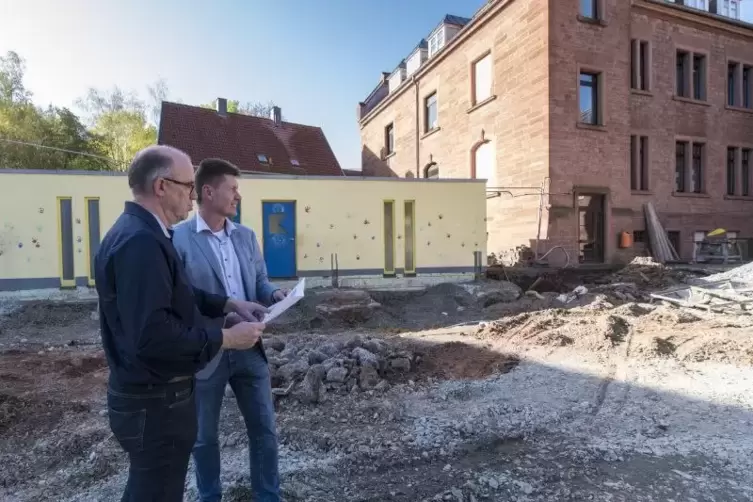 Architekt Jo Weber (links) und Bürgermeister Harald Westrich im Hof der Grundschule, wo der neue Anbau entsteht. Die Toiletten i