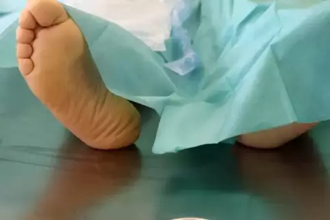 Ein Verstorbener liegt in einer Pathologie.