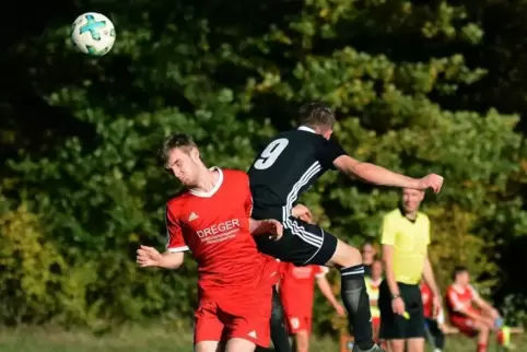 Luftkampf im Derby: Der Winnweilerer Moritz Becker (links) gegen Christian Betz von der SG Finkenbach/Mannweiler/Stahlberg.