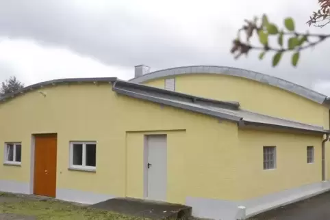 Die 2015 begonnene Sanierung von insgesamt 39 Metern (rund 800 Quadratmeter) des Hallendachs kostete rund 280.000 Euro.