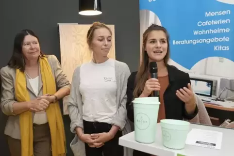 Vorstellung der Mehrweg-Kampagne Recup mit (von links) Ministerin Ulrike Höfken, Stefanie Mühleder und Anna Bergmann (beide von 