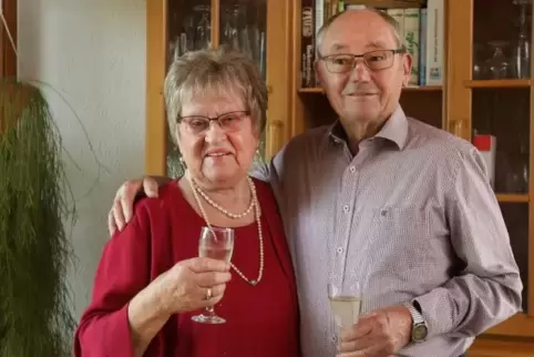 Lidia und Theodor Manger freuen sich an ihrem heutigen Ehrentag auf viele Gratulanten.