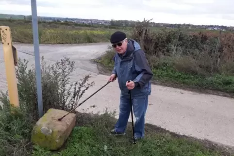 Anton Nutz mit dem wiedergefundenen Grenzstein.