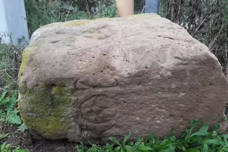 Das ist der Stein: Oben ist das X f&uuml;r Kirchheim zu sehen, vorne K und B f&uuml;r Kleinkarlbach, in der Mitte ein Kreis mit einer Well