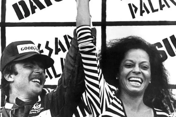 September 1982 in Las Vegas: Die amerikanische Soul- und Disco-S&auml;ngerin Diana Ross begl&uuml;ckw&uuml;nscht den neuen Formel-1-Weltmeister