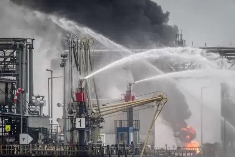 Ein Matrose eines im Hafen ankernden Schiffes sowie vier Feuerwehrm&auml;nner starben, weitere Retter erlitten schlimme Brandverletzu