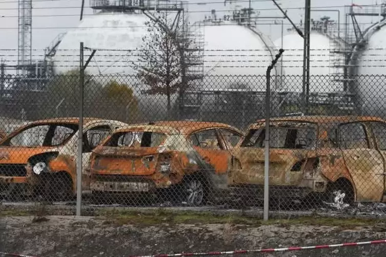 Auch in der N&auml;he geparkte Privat-Autos zerst&ouml;rte die Flammenwand.