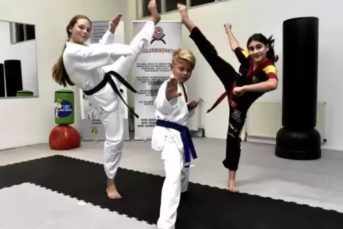 Alicia Hüneke (links), Lian Hüneke und Sarah Bader trainieren seit vielen Jahren Taekwondo.